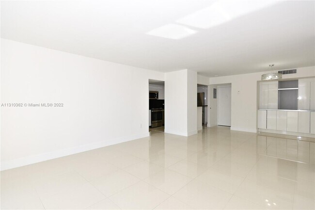 Building Photo - 20505 E Country Club Dr