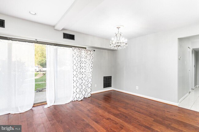 Foto del edificio - 7802 Dassett Ct