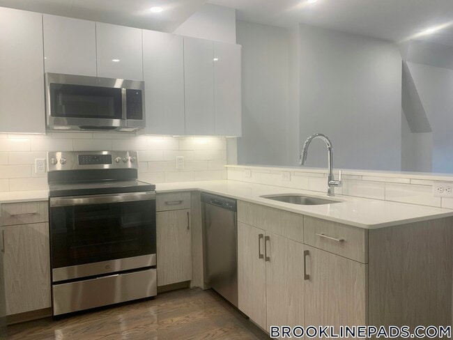 Building Photo - 1406 Beacon St