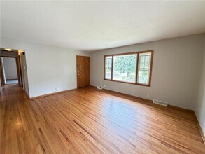 Building Photo - 421 W 74th St