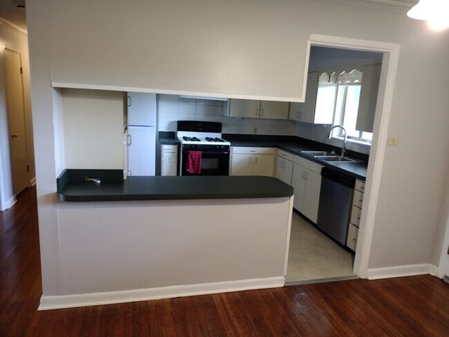 Building Photo - Broadmoor Area