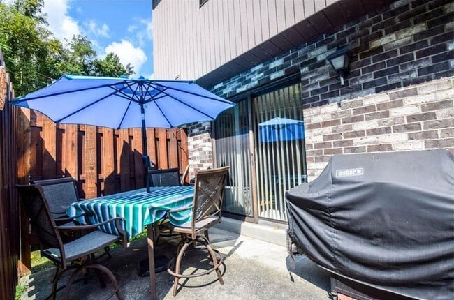 Private patio - 501 Thorncliffe Dr
