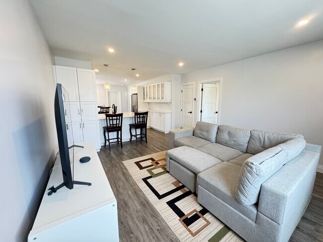 Photo du bâtiment - Main level-74 Peel St Barrie Ontario L4M 3L4