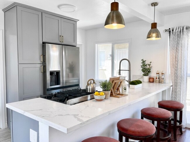 Foto del edificio - 1230 N Hollywood Way