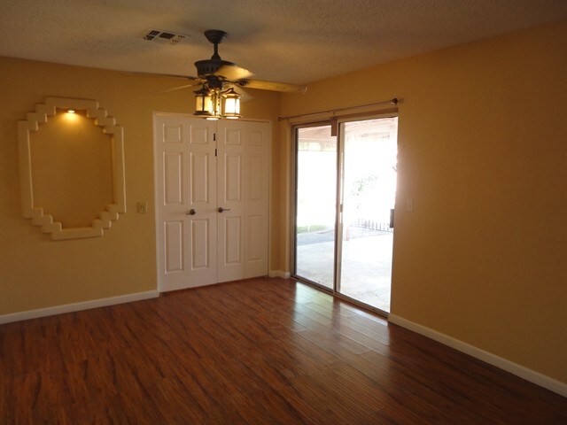 Building Photo - 3046 E Glade Avenue