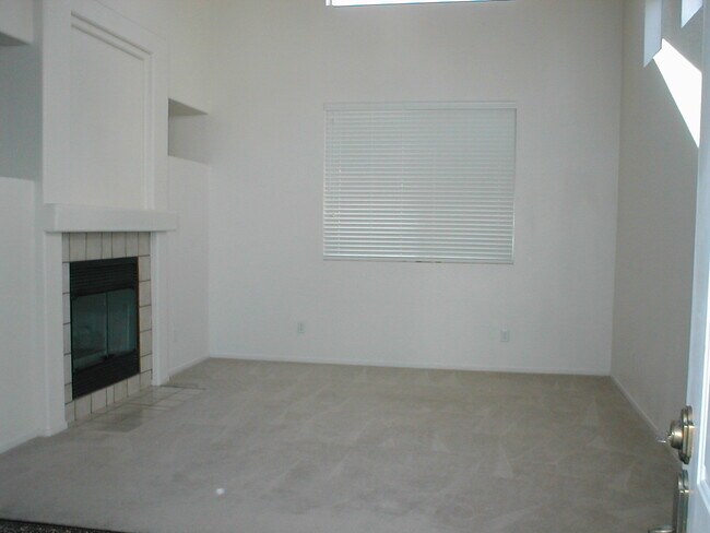 Foto del edificio - 628 Rolling Valley Way