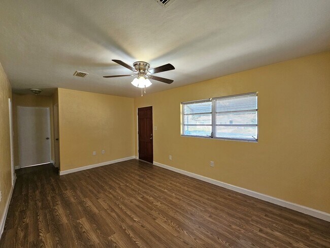 Foto del edificio - 3-bedroom, 1-bathroom home located in the ...