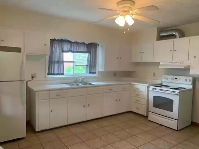 Building Photo - 3817 W 10th St