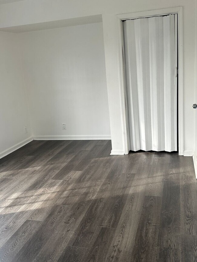 Foto del edificio - 5 Bed / 1.5 Bath