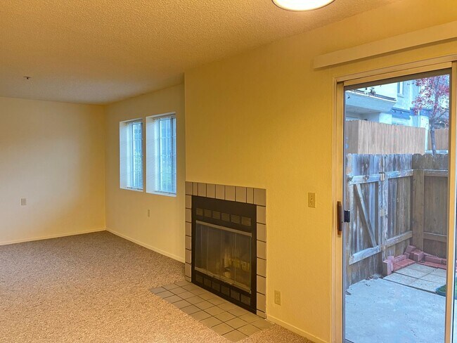 Building Photo - Nice Single-level Condo - Sinsheimer Neigh...