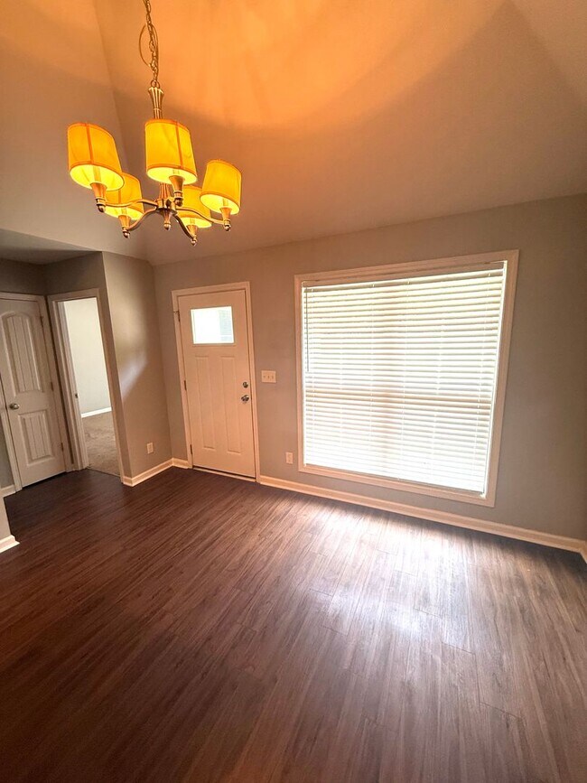 Foto del edificio - ** 3 Bed 2 Bath located in Burbank Crossing ** Call 334-366-9198 to schedule a self tour
