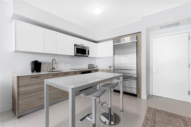 Building Photo - 1300 Brickell Bay Dr