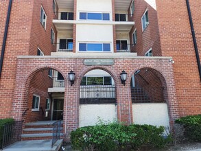 Building Photo - 900 Midland Ave
