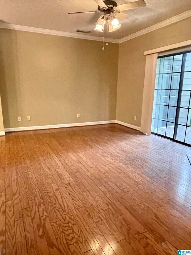 Foto del edificio - 213 Sterling Oaks Dr