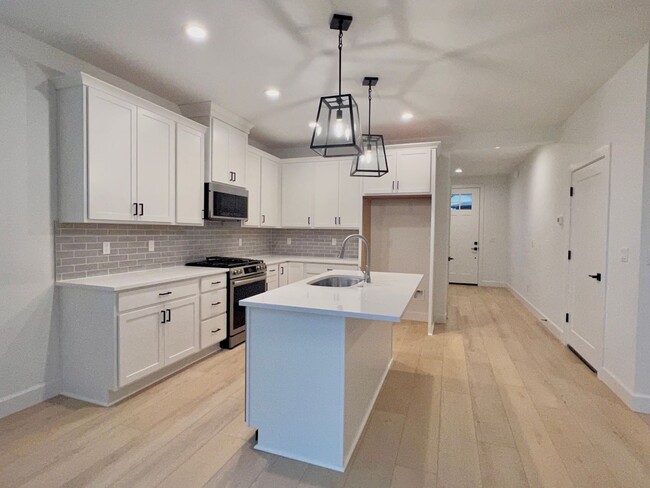 Building Photo - BRAND NEW!!! STUNNING SANDY, OR TOWNHOME O...