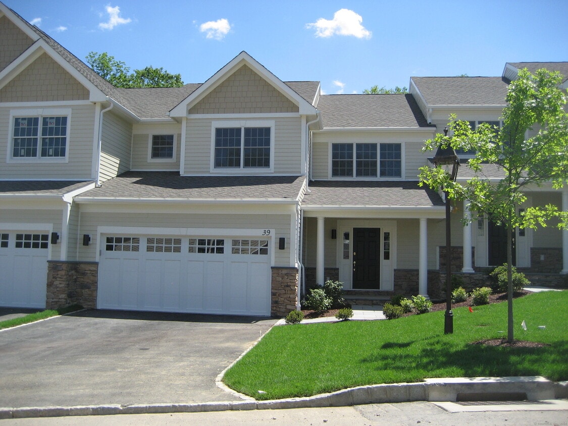 Primary Photo - 638 Danbury Rd