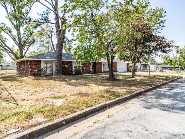 Building Photo - 1704 W Dogwood St