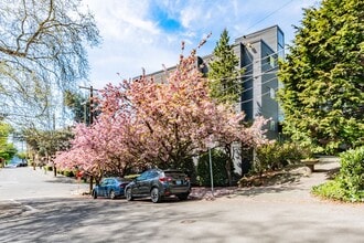 Building Photo - Lakeview Place