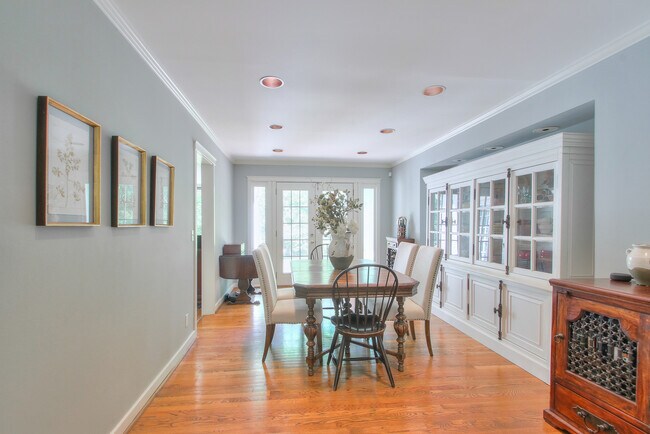 Building Photo - 1102 Brookmeade Dr