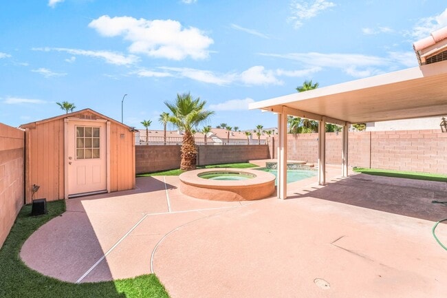 Foto del edificio - Beautiful 5 bed home with sparkling pool located in the heart of Las Vegas!