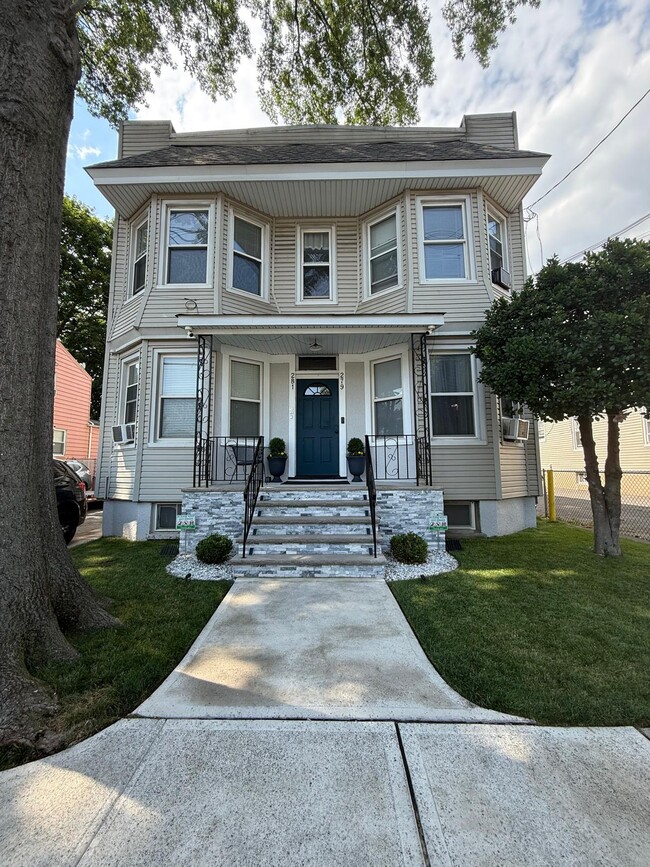 Building Photo - 281 Hollywood Ave