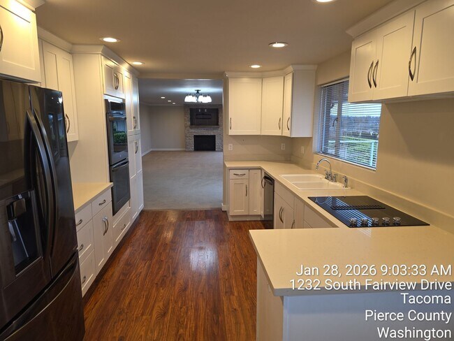 Building Photo - View home North Tacoma - 3 bedroom, 3.5 bathroom, 6 car garage - Available NOW!!!