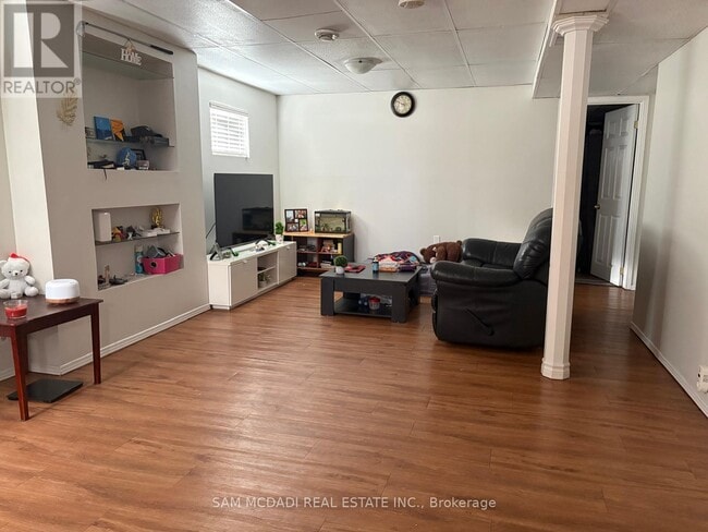 Building Photo - 87 Rundle Crescent