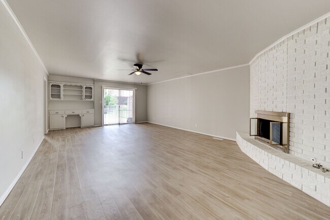 Building Photo - S 67th Ave E Duplex