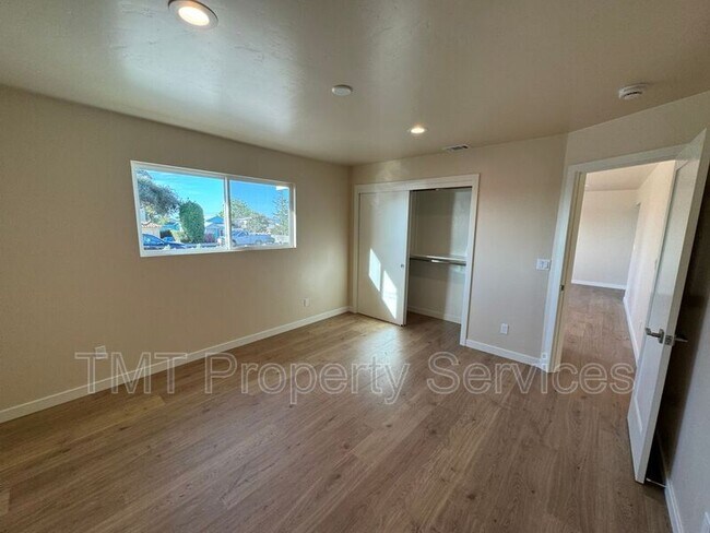 Foto del edificio - 1339 Newport Ave