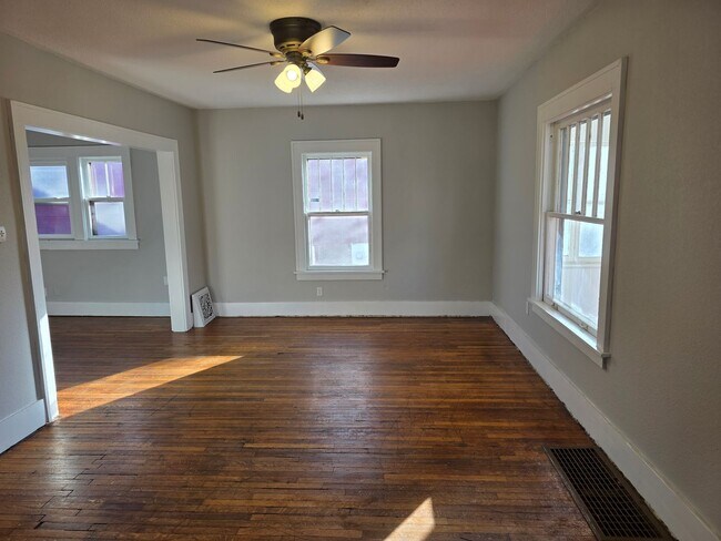 Foto del edificio - Large 3 Bedroom newly updated house for rent!