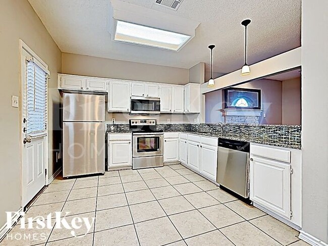 Building Photo - 5611 Chimney Rock Dr