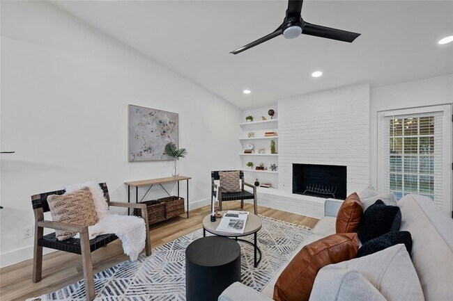 Foto del edificio - 5809 Cherry Creek Dr