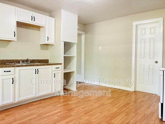 Building Photo - 407 Digh St