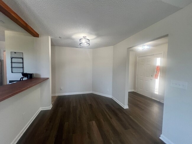 Foto del edificio - RENT SPECIAL! Freshly Painted! New Luxury ...