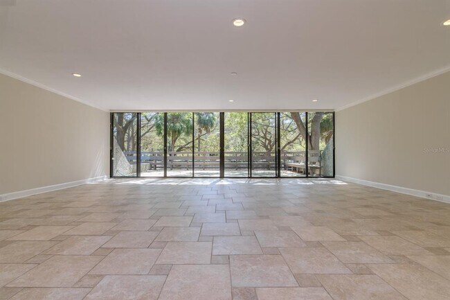 Building Photo - 2540 W Palm Dr