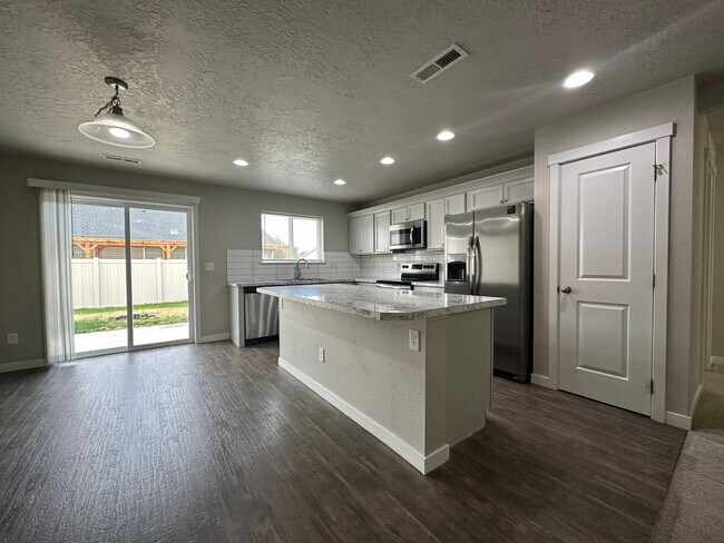 Foto del edificio - 3bed, 2bath, 1452sq.ft. 2-car garage home ...