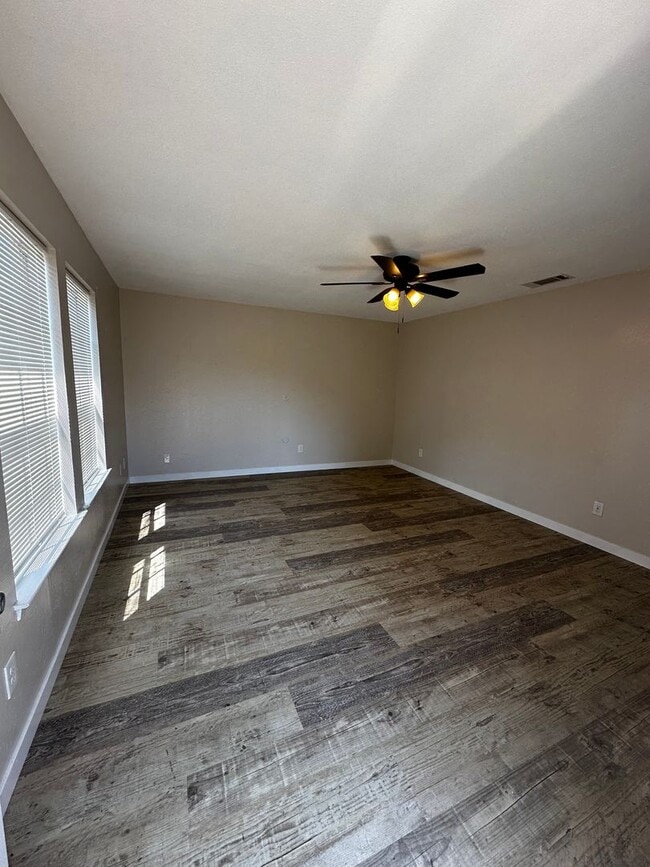 Building Photo - Beautifully updated 2 Bedroom duplex in PT