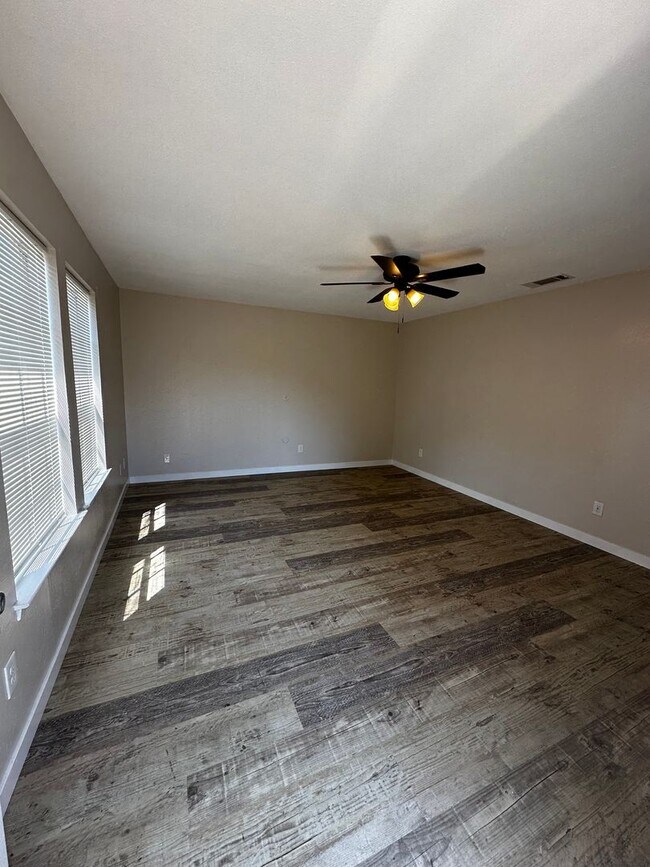 Foto del edificio - Beautifully updated 2 Bedroom duplex in PT