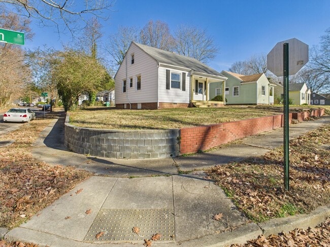 Building Photo - 500 Pelham Dr