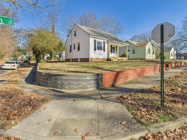 Foto del edificio - 500 Pelham Dr