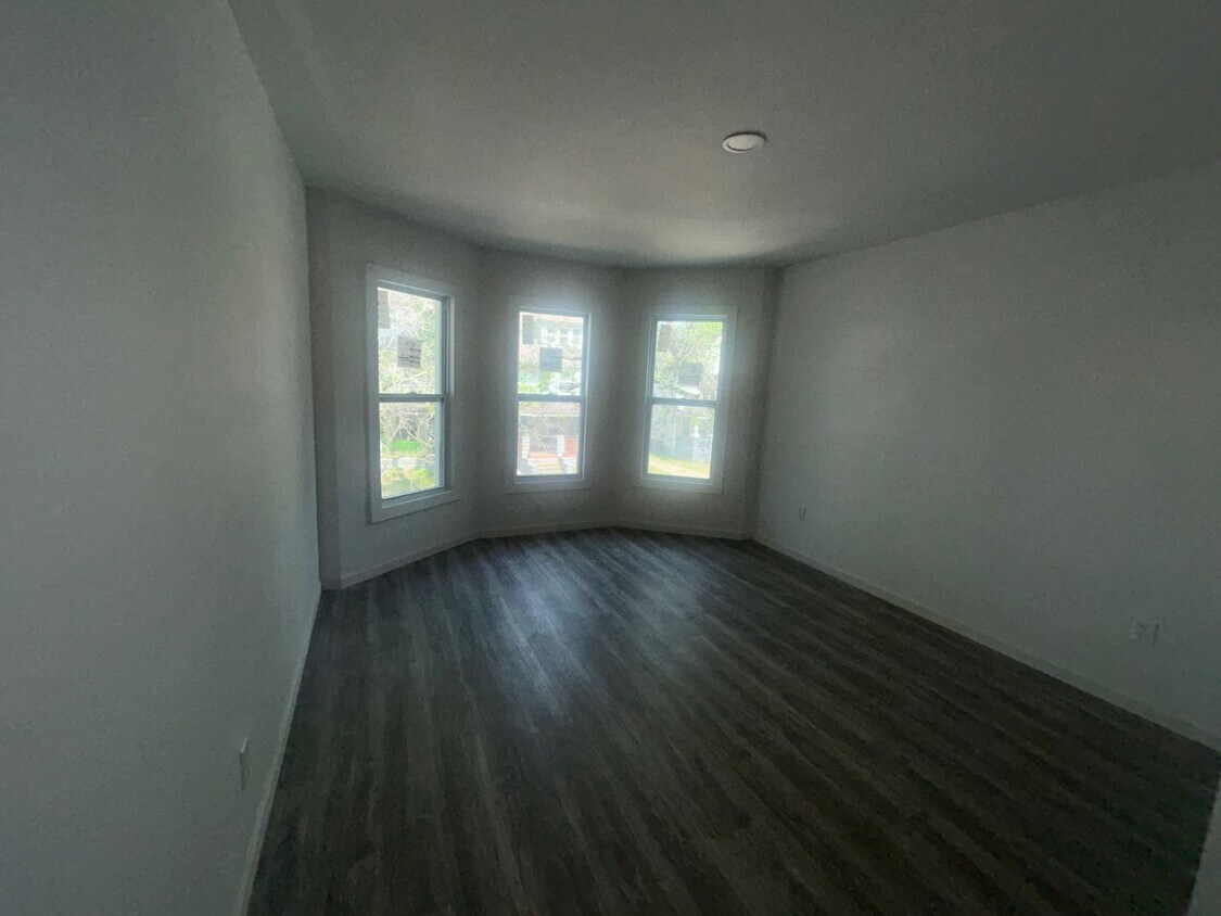 Foto principal - 2192 E 82nd St