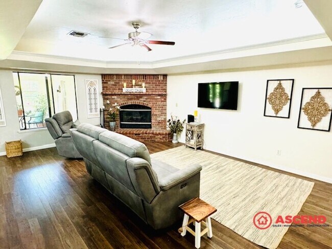 Foto del edificio - FULLY FURNISHED, Beautiful Home Located In...