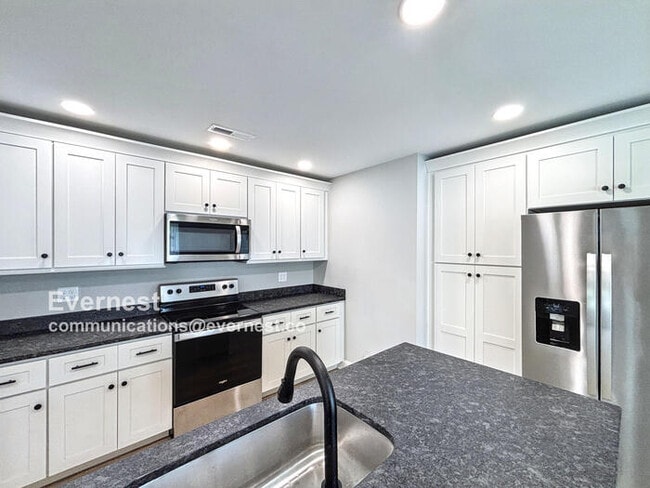 Photo - 3 Bed/2 Bath Townhome with Modern Features / Pet-Friendly / Available Now!