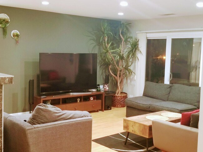 Foto del edificio - 735 Plum Tree Ct
