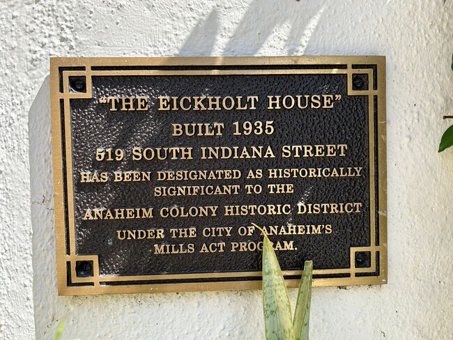 Foto del edificio - Truly Adorable Tudor Style 2 Bed 1 Bath Home in Anaheim!