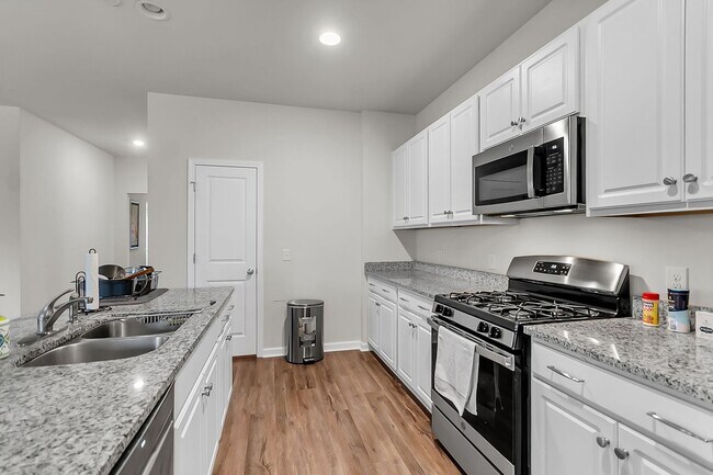 Building Photo - Spacious 4-Bedroom Home with Modern Upgrad...