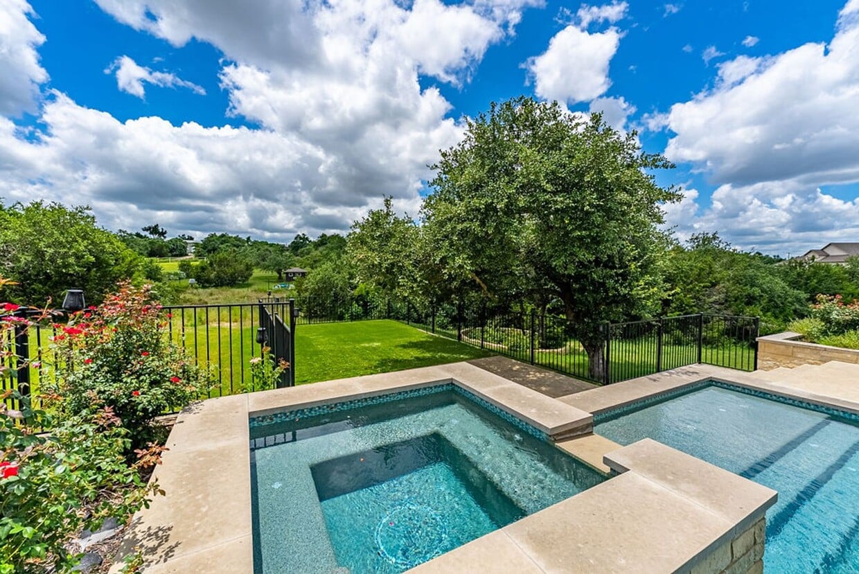 Primary Photo - Luxurious 4 bedroom, 4 bathroom home with ...