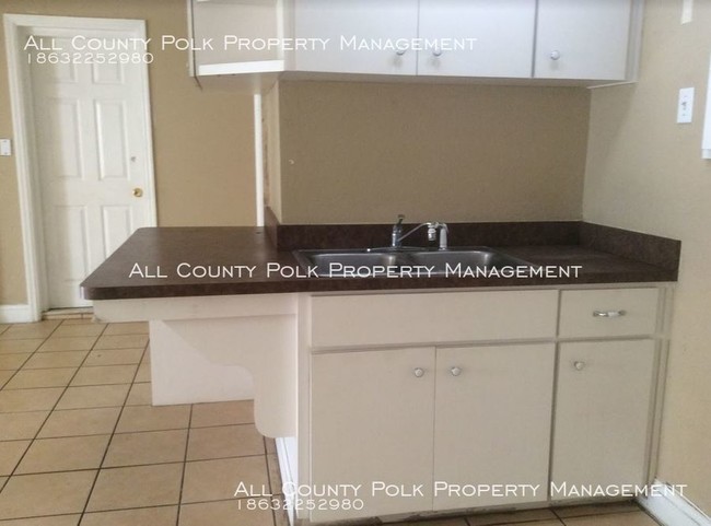Building Photo - 2 Bedroom 1 Bathroom Duplex - Bottom Unit