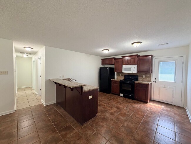 Building Photo - Affordable, Adorable & Move-In Ready!