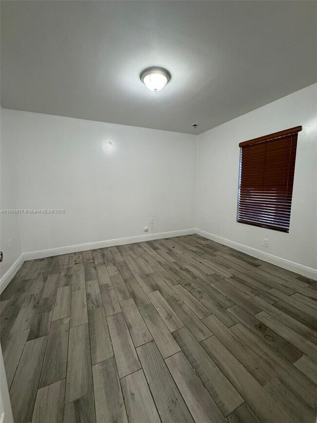 Foto del edificio - 22250 Miami Ave